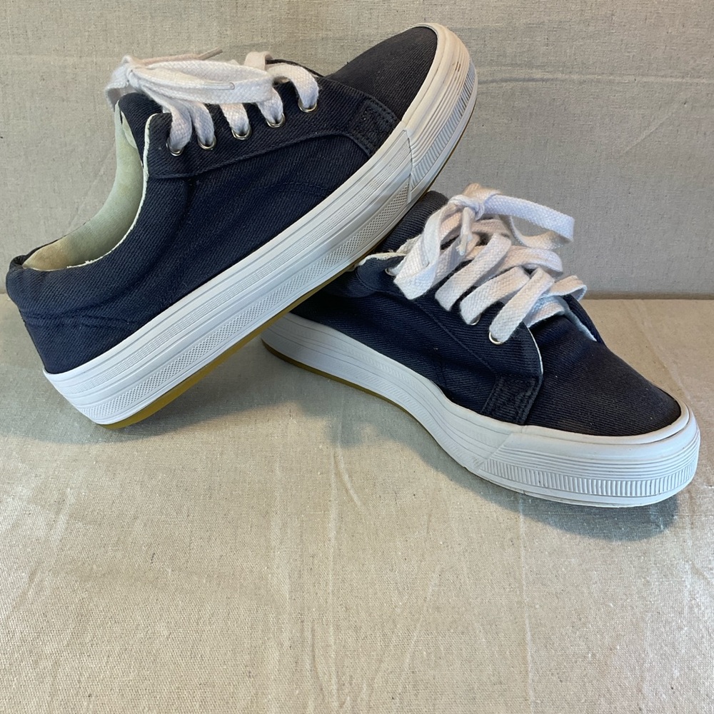 City Sneaks Navy Canvas sneakers/women’s size 7